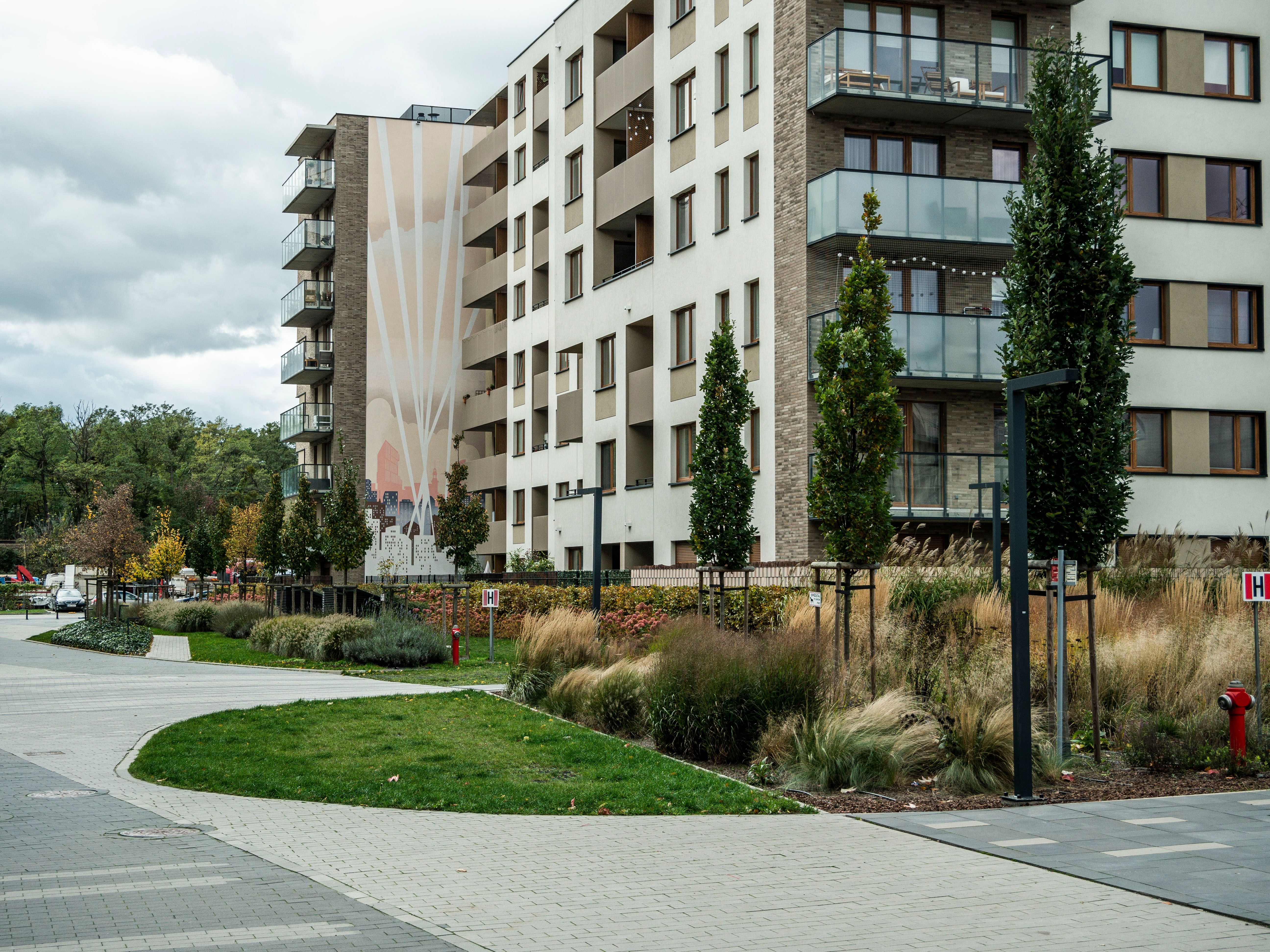 Well-maintained apartment community exterior